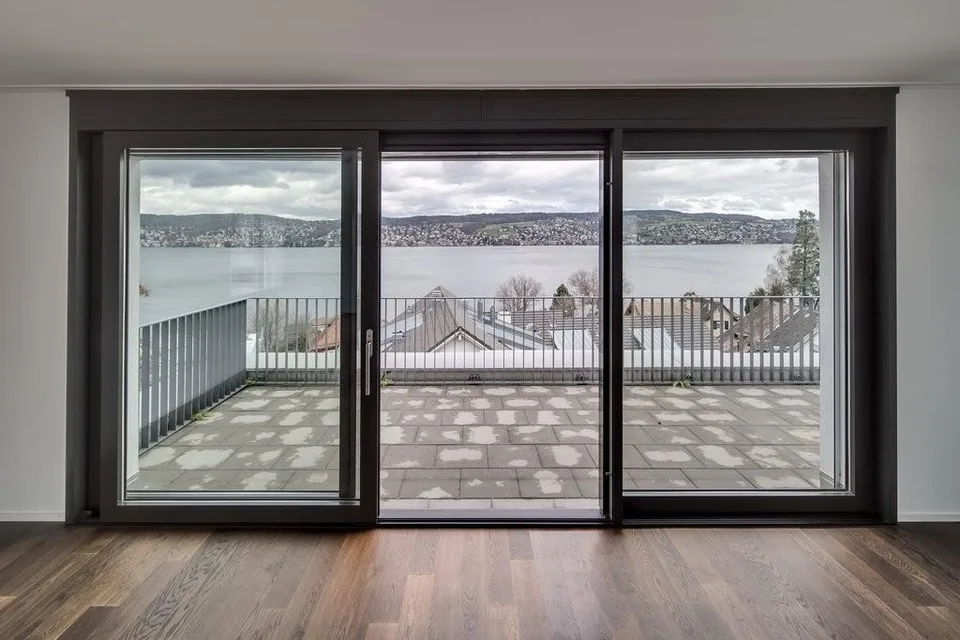 Traumhafte Attikawohnung mit Panorama-Seesicht in Rüschlikon