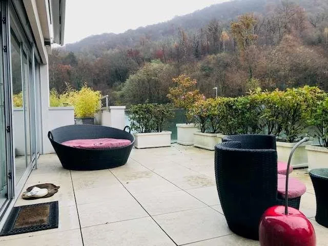 Attika mit hohem Standard und Panoramaterrasse sowie Schwimmbad