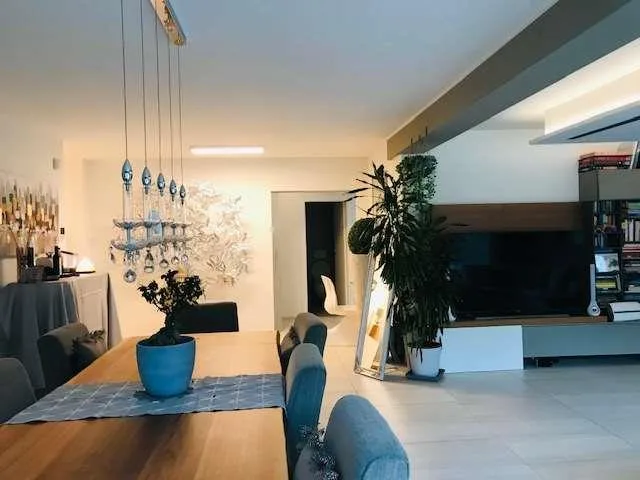Attika mit hohem Standard und Panoramaterrasse sowie Schwimmbad