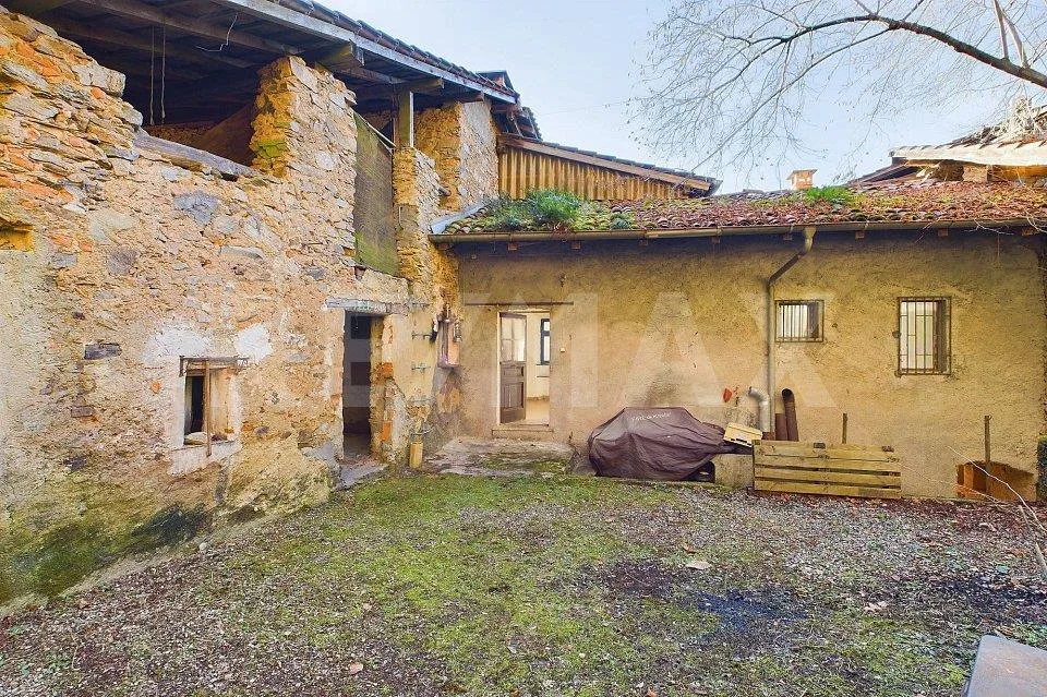 Casa di nucleo con terreno edificabile, ottimo investimento