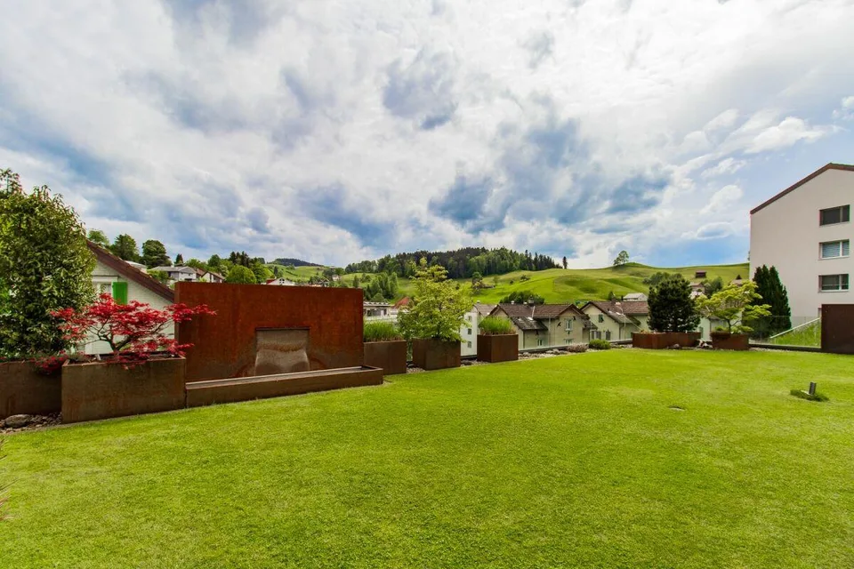 Premium-Gartenwohnung mit riesiger Aussenfläche und Weitsicht