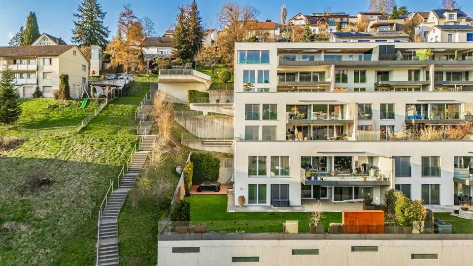 Premium-Gartenwohnung mit riesiger Aussenfläche und Weitsicht
