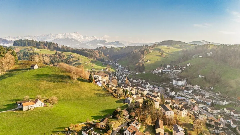 Premium-Gartenwohnung mit riesiger Aussenfläche und Weitsicht