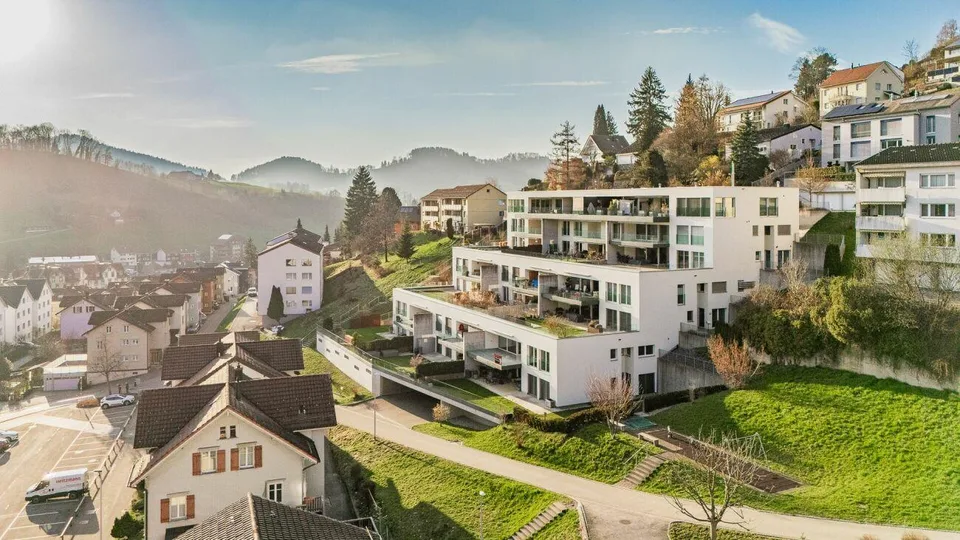 Premium-Gartenwohnung mit riesiger Aussenfläche und Weitsicht