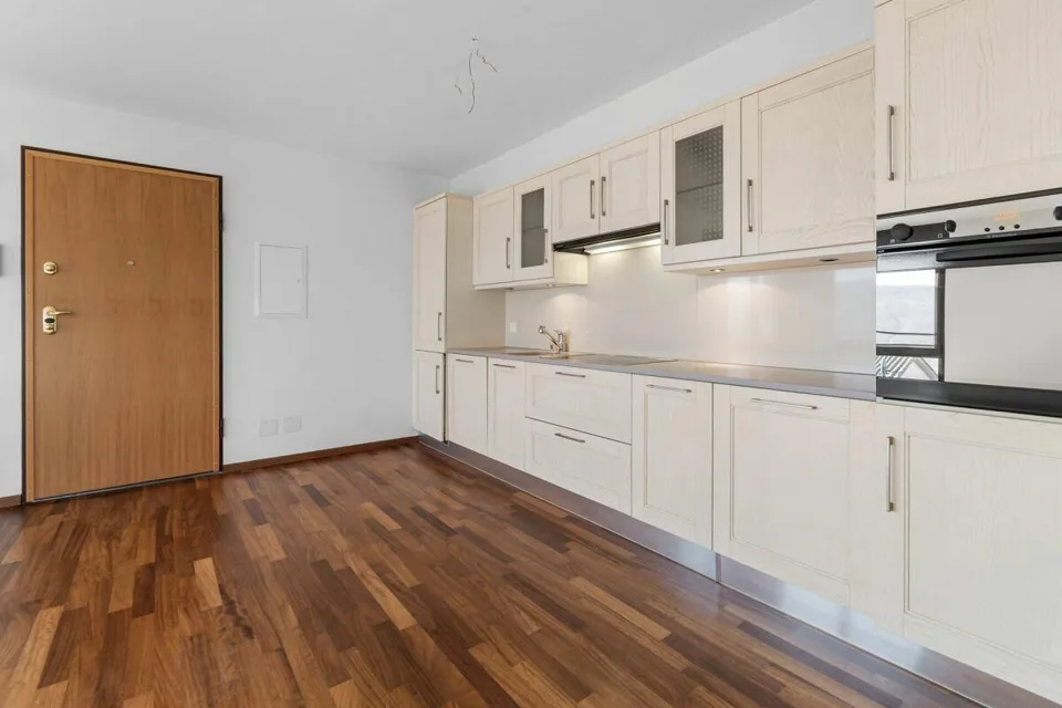 Elegantes 3.5-Zimmer-Apartement mit Seeblick in Vernate – Foto 6 von 17