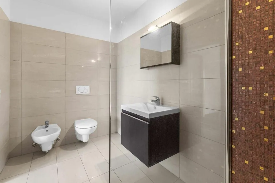 Elegantes 3.5-Zimmer-Apartement mit Seeblick in Vernate – Foto 16 von 17