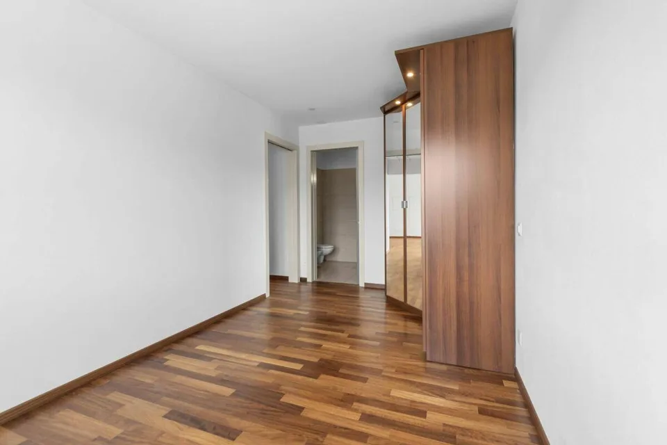 Elegantes 3.5-Zimmer-Apartement mit Seeblick in Vernate – Foto 15 von 17