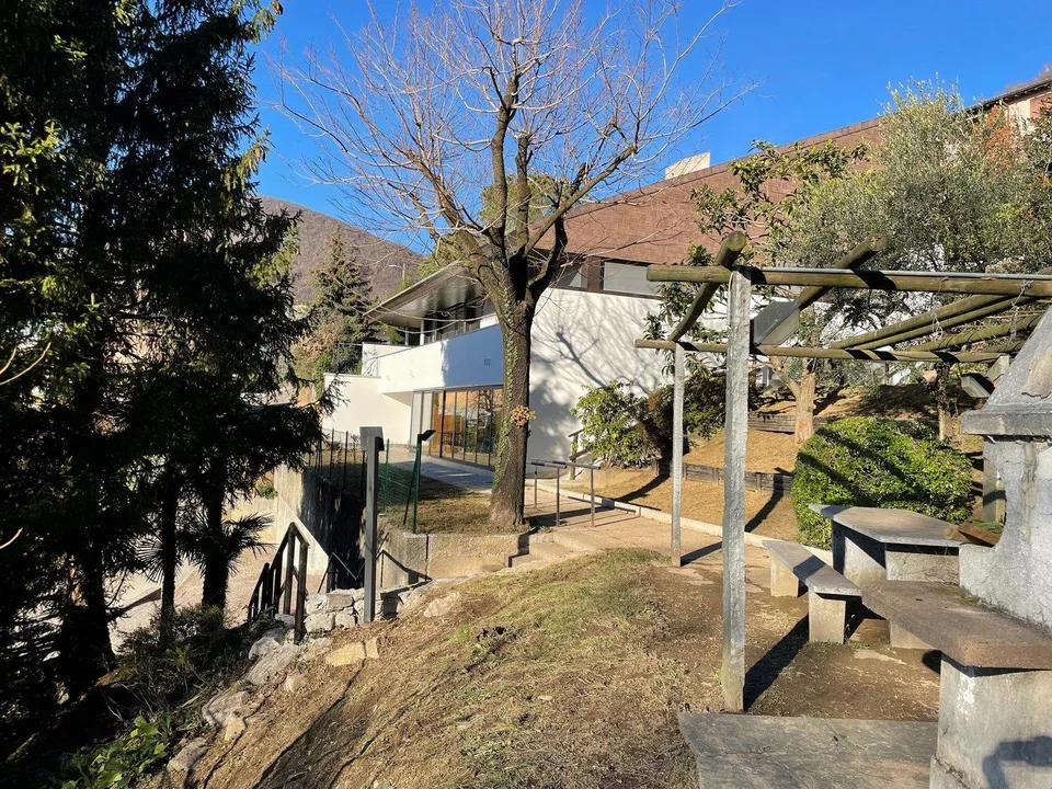 Villa con terreno edificabile e vista aperta