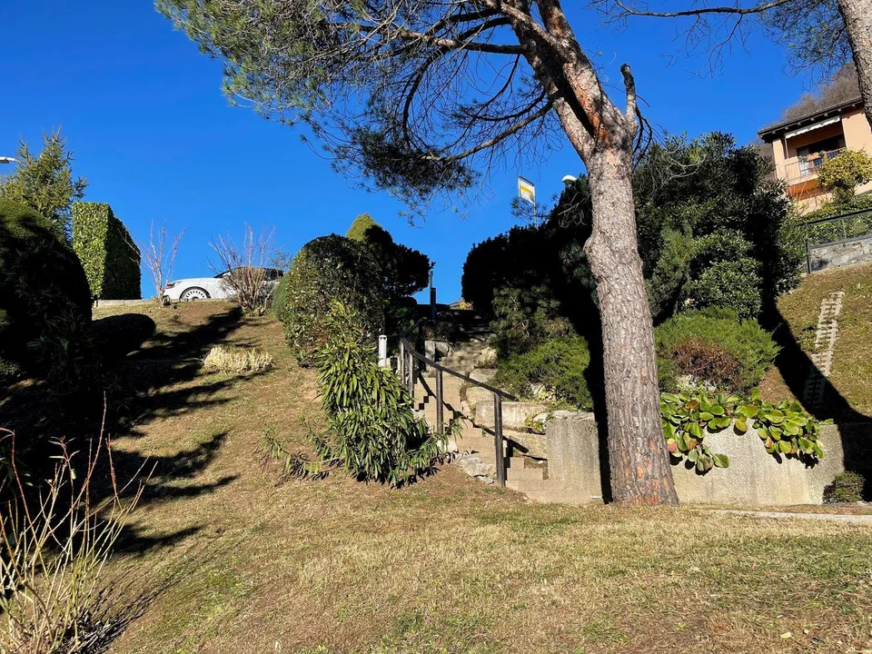Villa mit bebaubarem Grundstück – Foto 9 von 17
