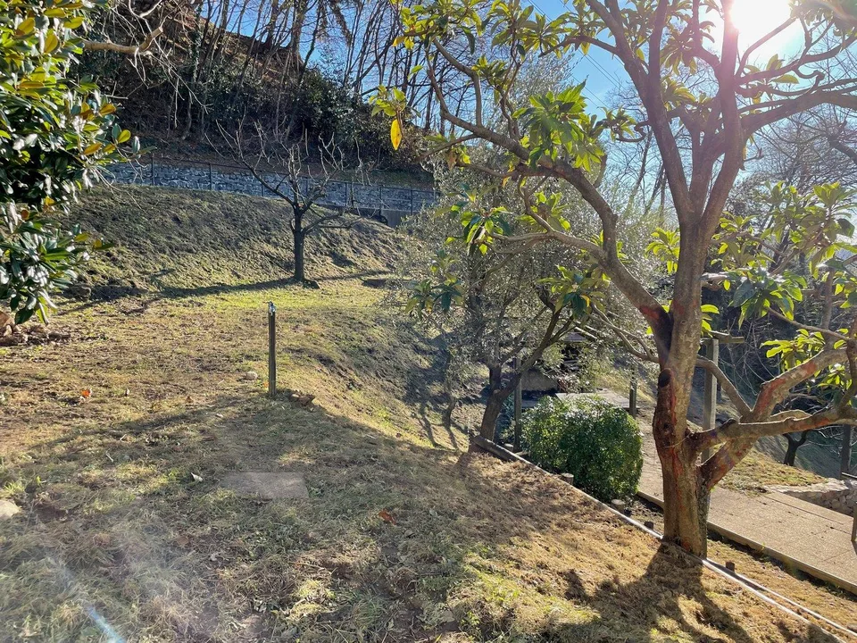 Villa con terreno edificabile e vista aperta