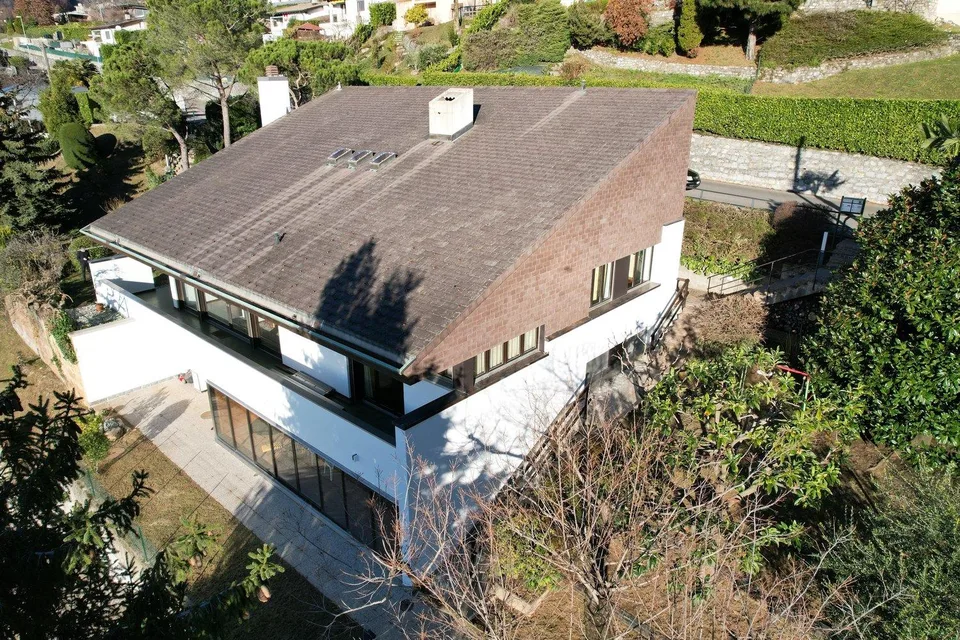 Villa con terreno edificabile e vista aperta
