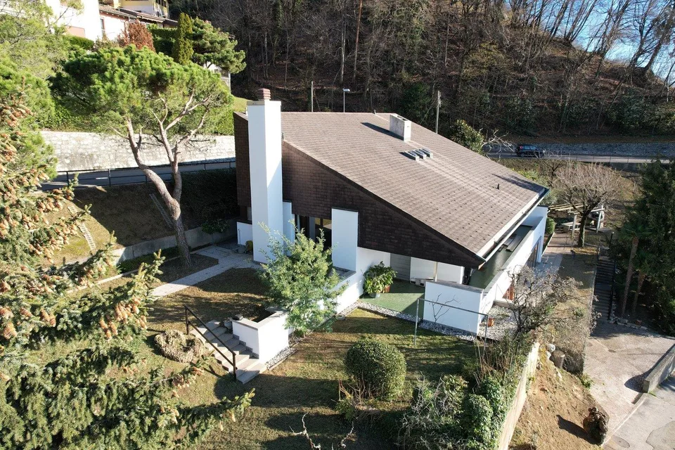 Villa con terreno edificabile e vista aperta