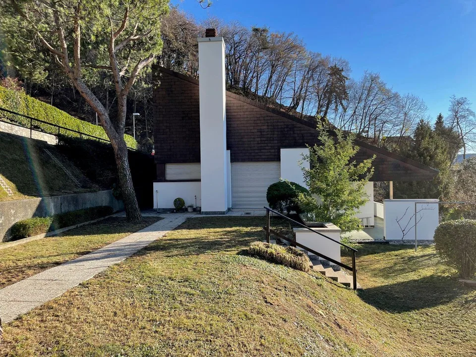 Villa con terreno edificabile e vista aperta