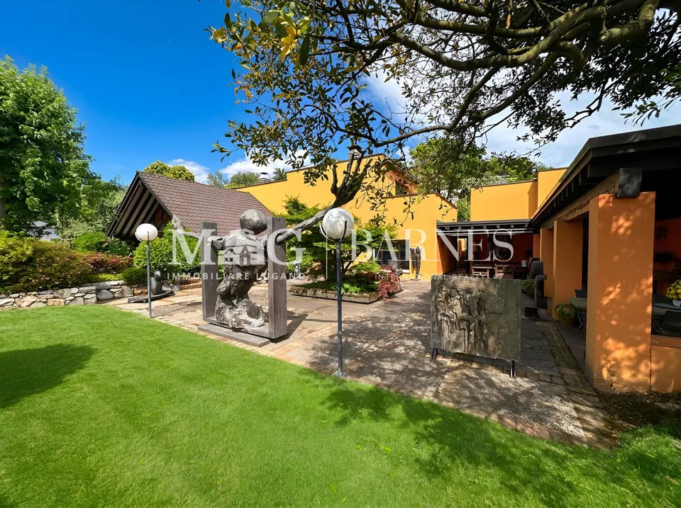 Villa d'autore a Comano con giardino e vista aperta, da rinnovare