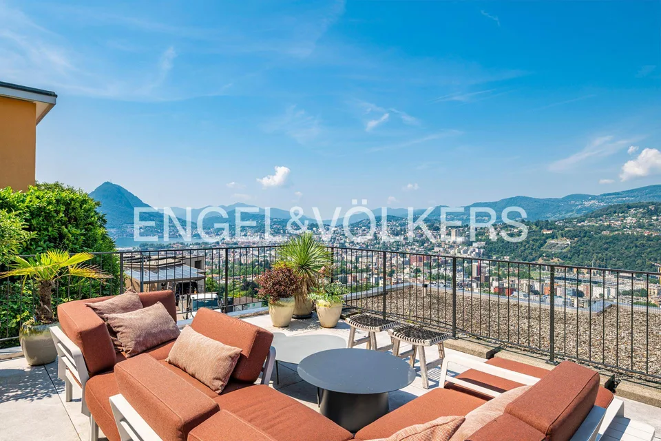 Prestigiose Eck-Reihenhausvilla mit Terrasse und Seeblick