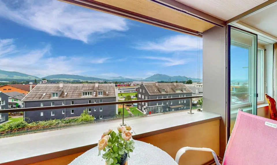 Luce, Spazio e Vista – Elegante attico di 3,5 stanze
