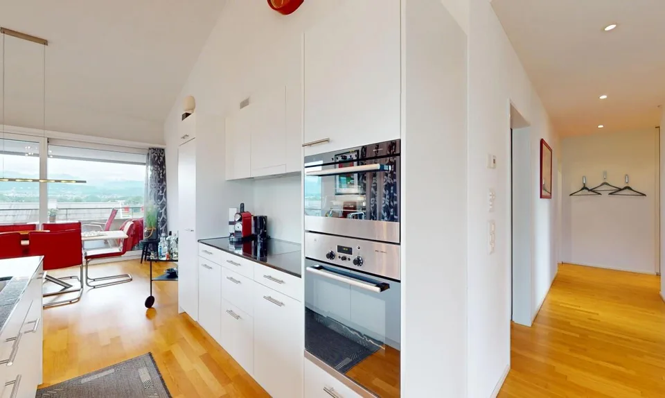 Luce, Spazio e Vista – Elegante attico di 3,5 stanze