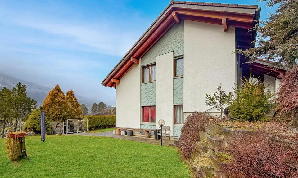 Eine von Licht durchflutete Villa, zwischen Himmel und Bergen schwebend