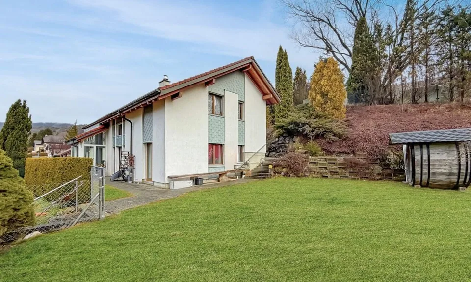 Eine von Licht durchflutete Villa, zwischen Himmel und Bergen schwebend