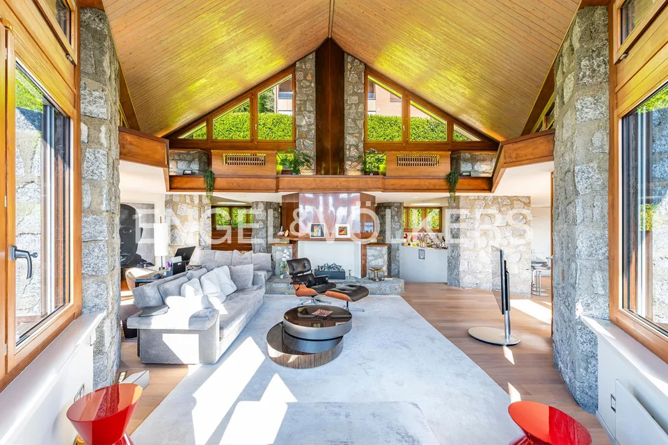 Esclusiva villa di design con vista lago e piscina
