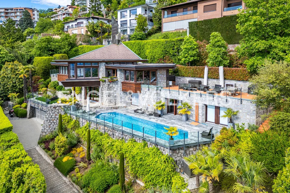 Exklusive Designervilla mit Seeblick und Pool