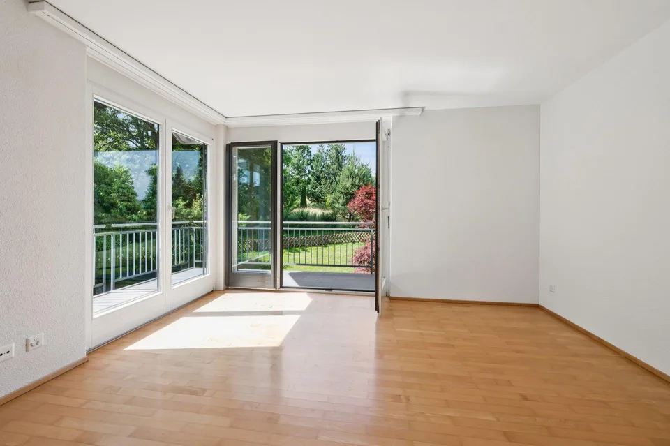 Abitazione spaziosa con giardino, atelier e vista panoramica.