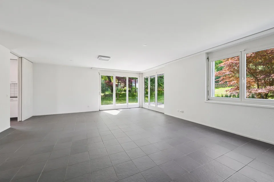 Abitazione spaziosa con giardino, atelier e vista panoramica.