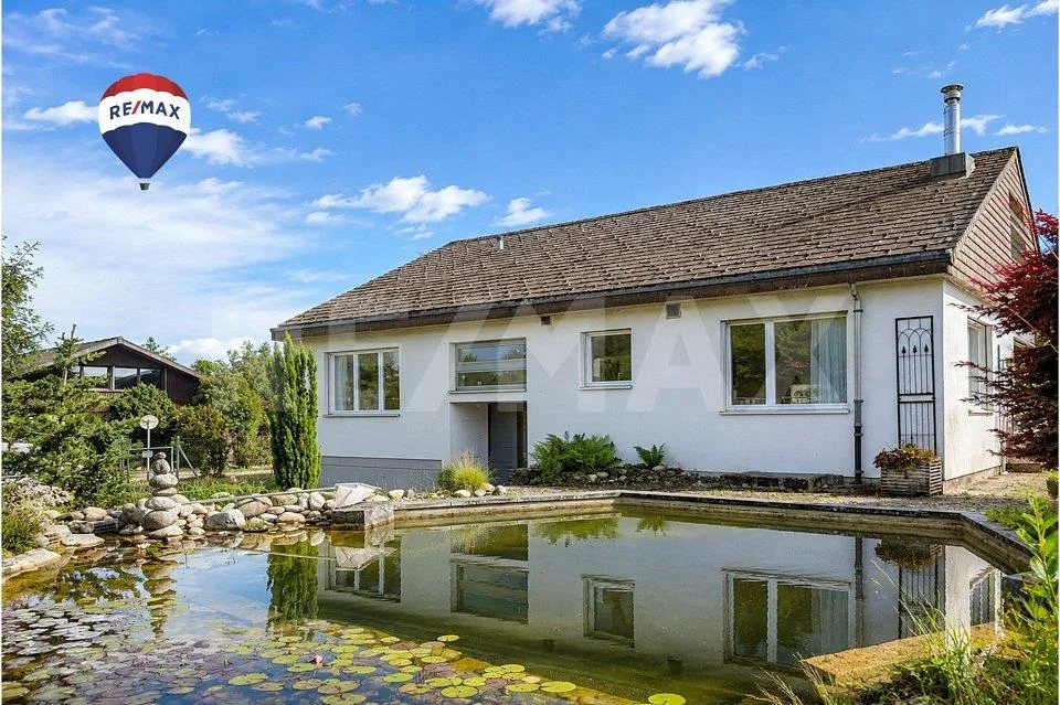 Freistehendes 8-Zi.-Einfamilienhaus mit idyllischer Gartenanlage