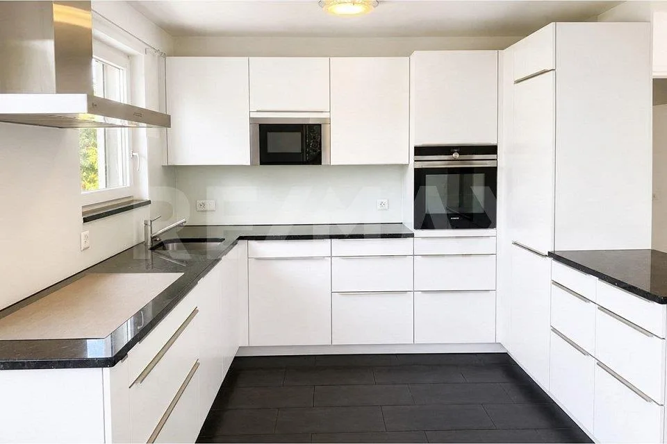 Detached 8-room single-family house with idyllic garden