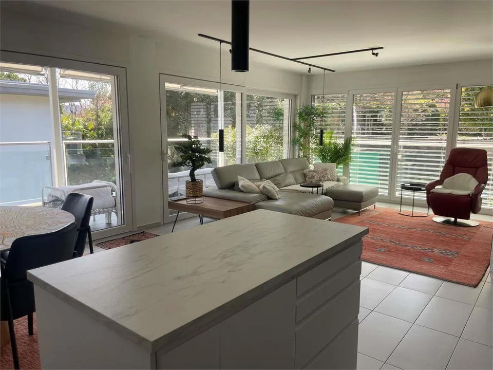 Residenza moderna di pregio con ampio terrazzo e doppi servizi nel ver