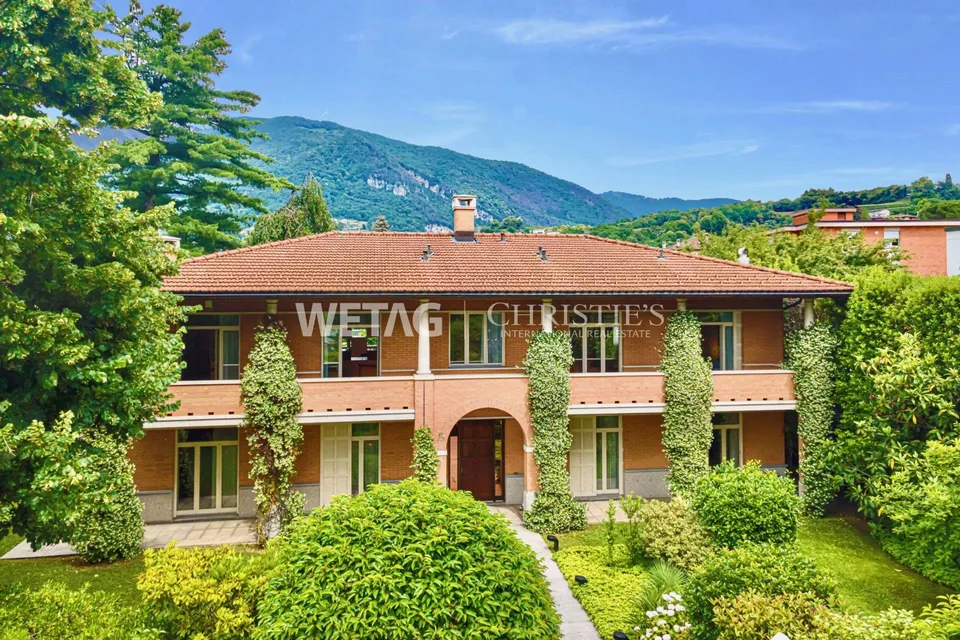 Weitläufige, herrschaftliche Villa umgeben von Grünflächen in Mendr...