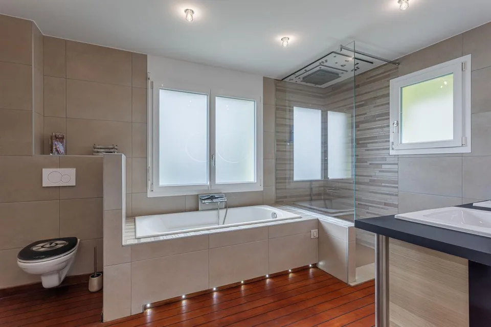 5.5-Zimmer-Villa: Zeitgenössische Eleganz und außergewöhnliches Panorama!