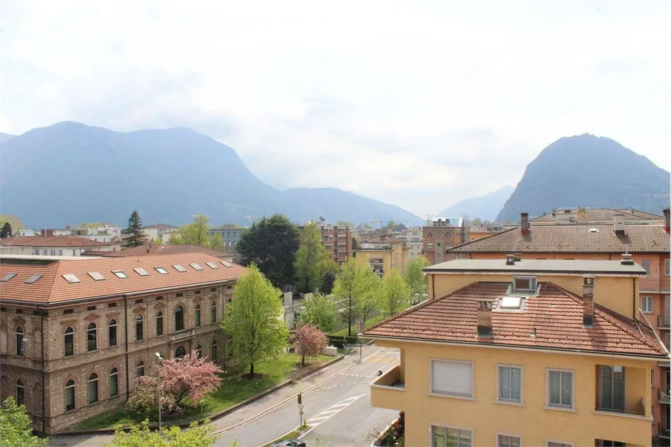 Lugano: attico rinnovato con vista aperta