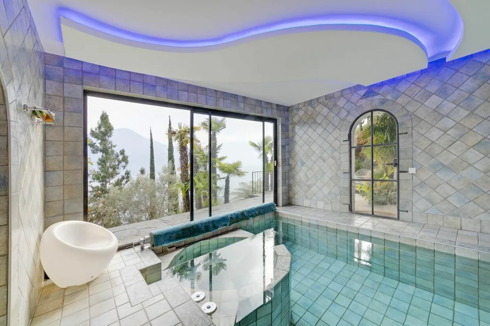 Mediterrane Villa mit Infinity-Pool und Panoramaseeblick auf den La...