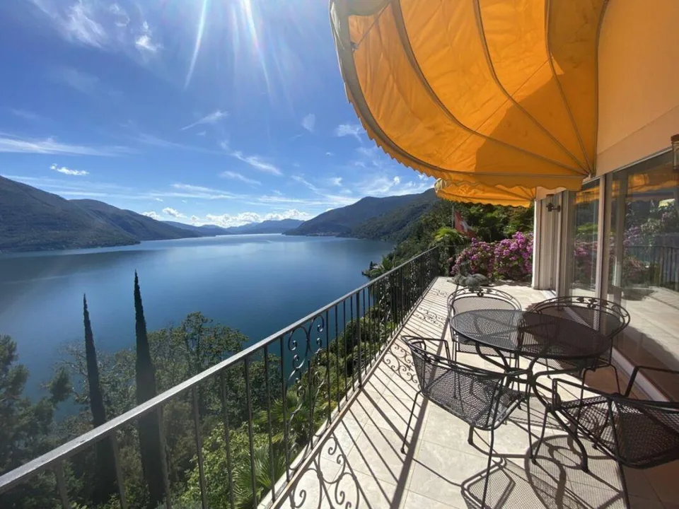 Mediterrane Villa mit Infinity-Pool und Panoramaseeblick auf den La...