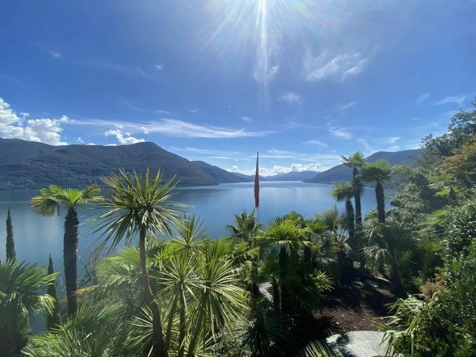 Mediterrane Villa mit Infinity-Pool und Panoramaseeblick auf den La...