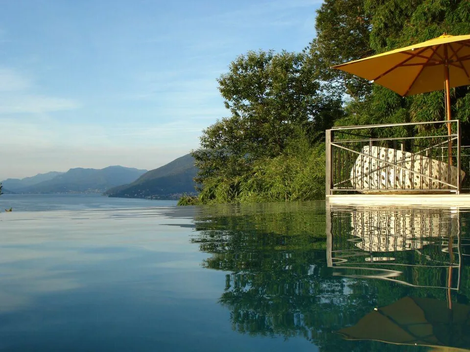 Mediterrane Villa mit Infinity-Pool und Panoramaseeblick auf den La...