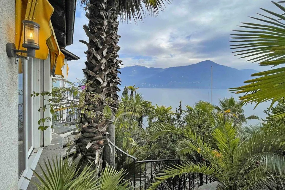 Villa mediterranea con piscina infinity e vista lago a Brissago – foto 21 di 21