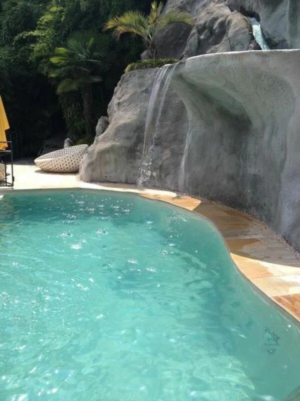 Mediterrane Villa mit Infinity-Pool und Panoramaseeblick auf den La...