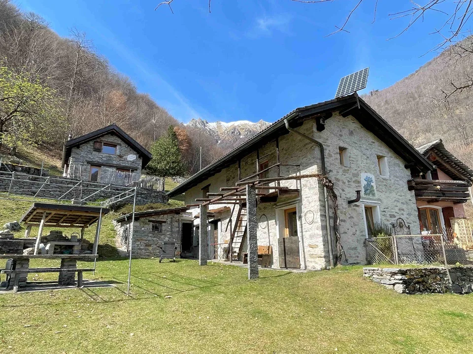 Originali rustici ben ristrutturati immersi nella natura