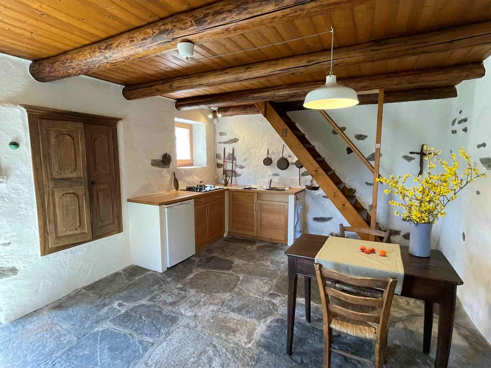 Originali rustici ben ristrutturati immersi nella natura