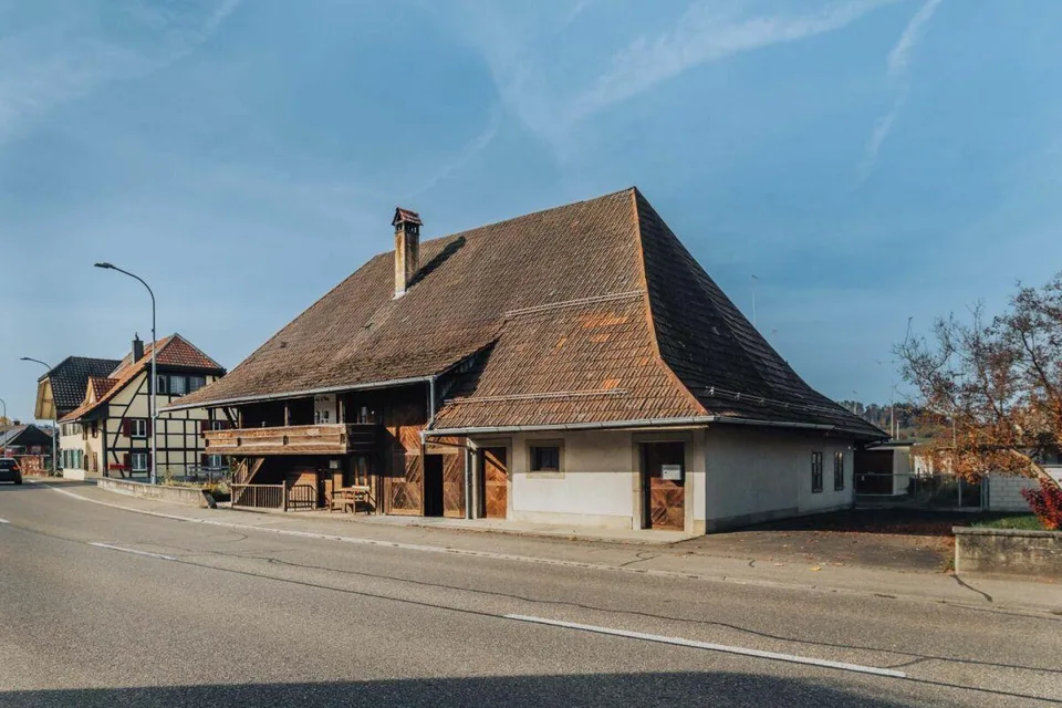 Casa colonica storica con potenziale di sviluppo nel centro del villaggio di Madiswil