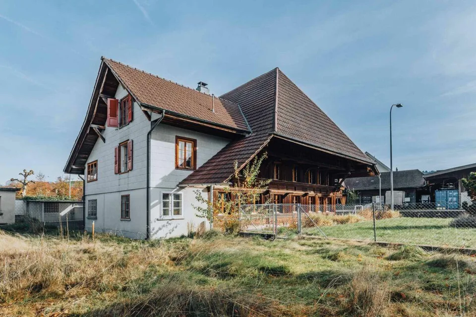 Casa colonica storica con potenziale di sviluppo nel centro del villaggio di Madiswil