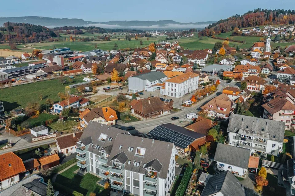 Casa colonica storica con potenziale di sviluppo nel centro del villaggio di Madiswil