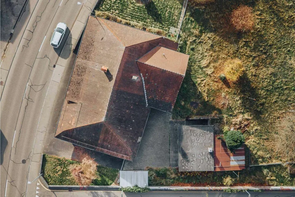 Casa colonica storica con potenziale di sviluppo nel centro del villaggio di Madiswil