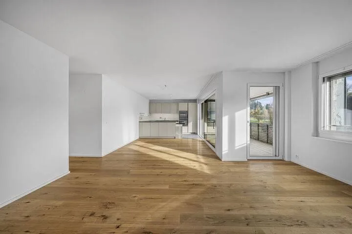 NEUWERTIG MIT BLICK INS WEITE GRÜN
