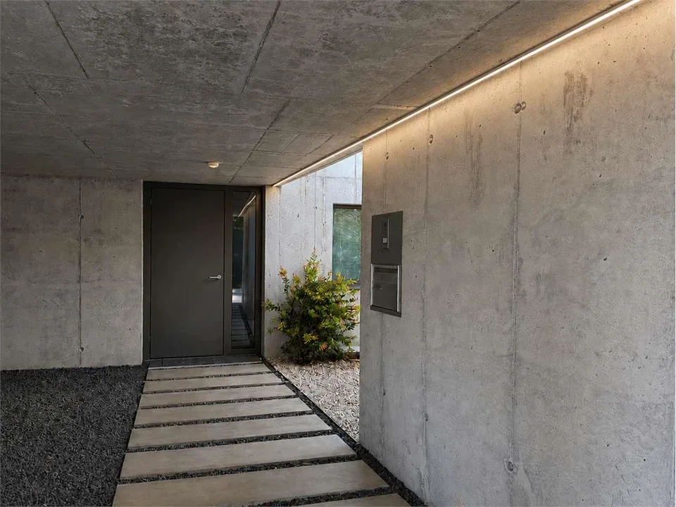 Elegante zeitgenössische Architektur in der Ruhe von Tremona