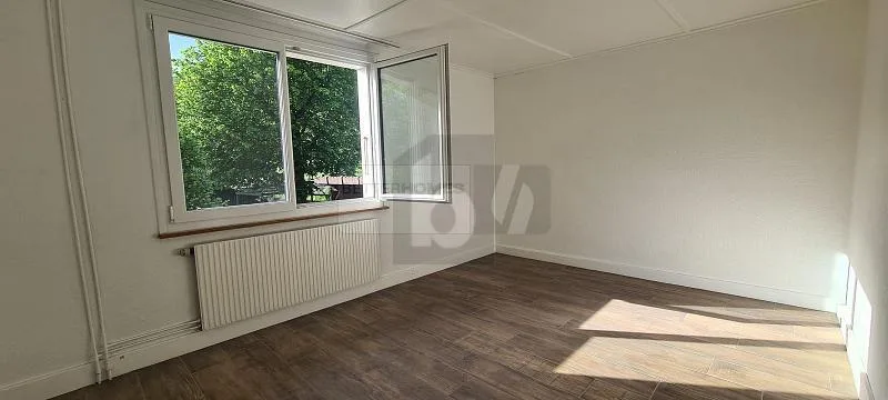 GERÄUMIG, HELL UND MIT EINEM GROßEN BALCON