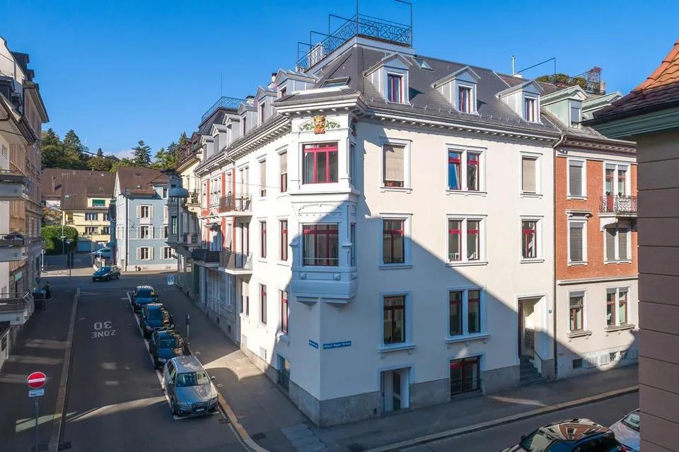 Edle Dachwohnung mit Seesicht an bester Zürcher Citylage
