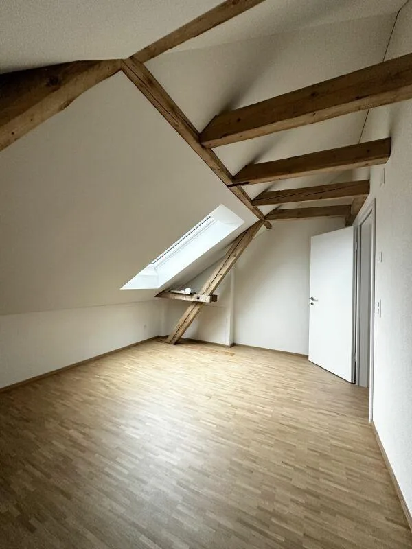 Appartamento moderno in mansarda con loggia in posizione centrale